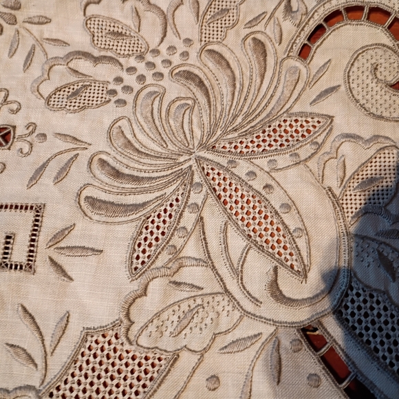 Embroidered Tablecloth W 12 Napkins - Picture 7 of 10